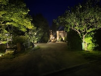 Foto på kvällen mot ingången från parkeringen.