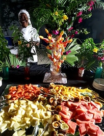 Trionfo di frutta cena in spiaggia