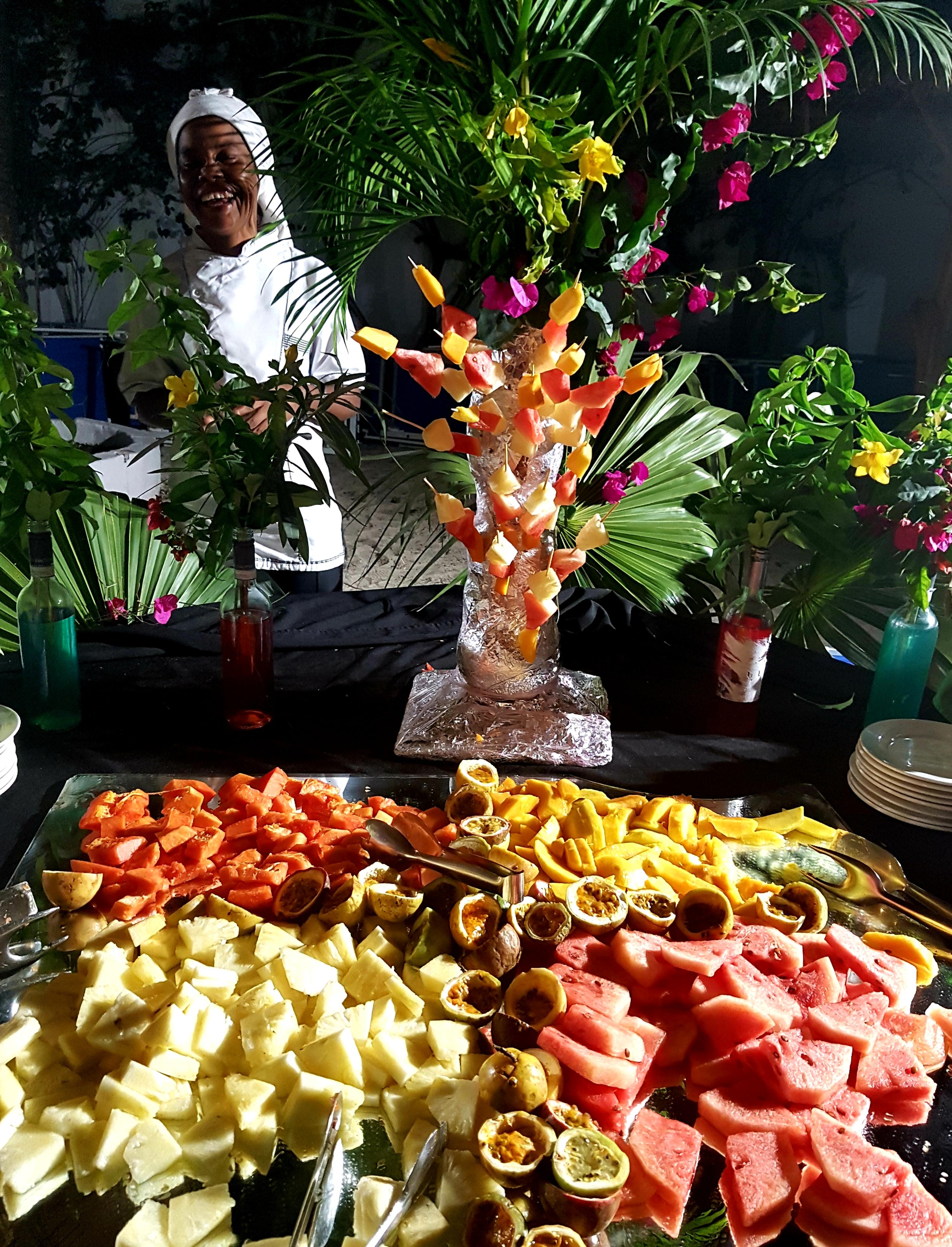 Trionfo di frutta cena in spiaggia 