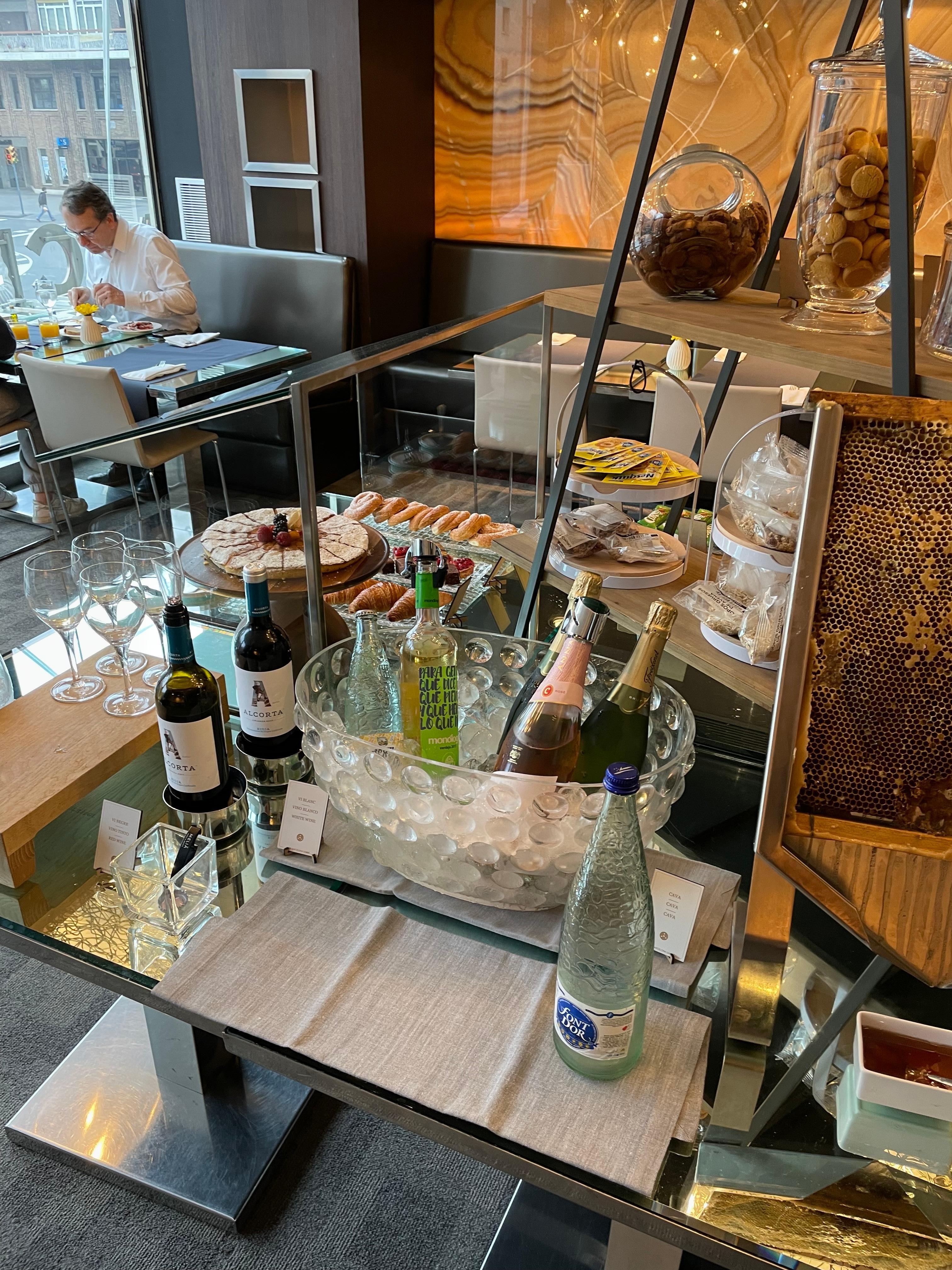 Breakfast buffet at the Level