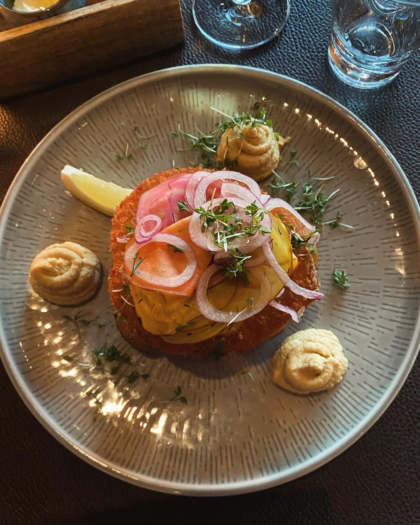 Selleribiff med hummus. Toppbetyg hos familjens vegetarian.