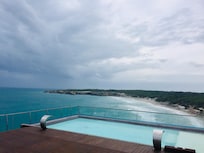 La piscine sur le toit dâhotel