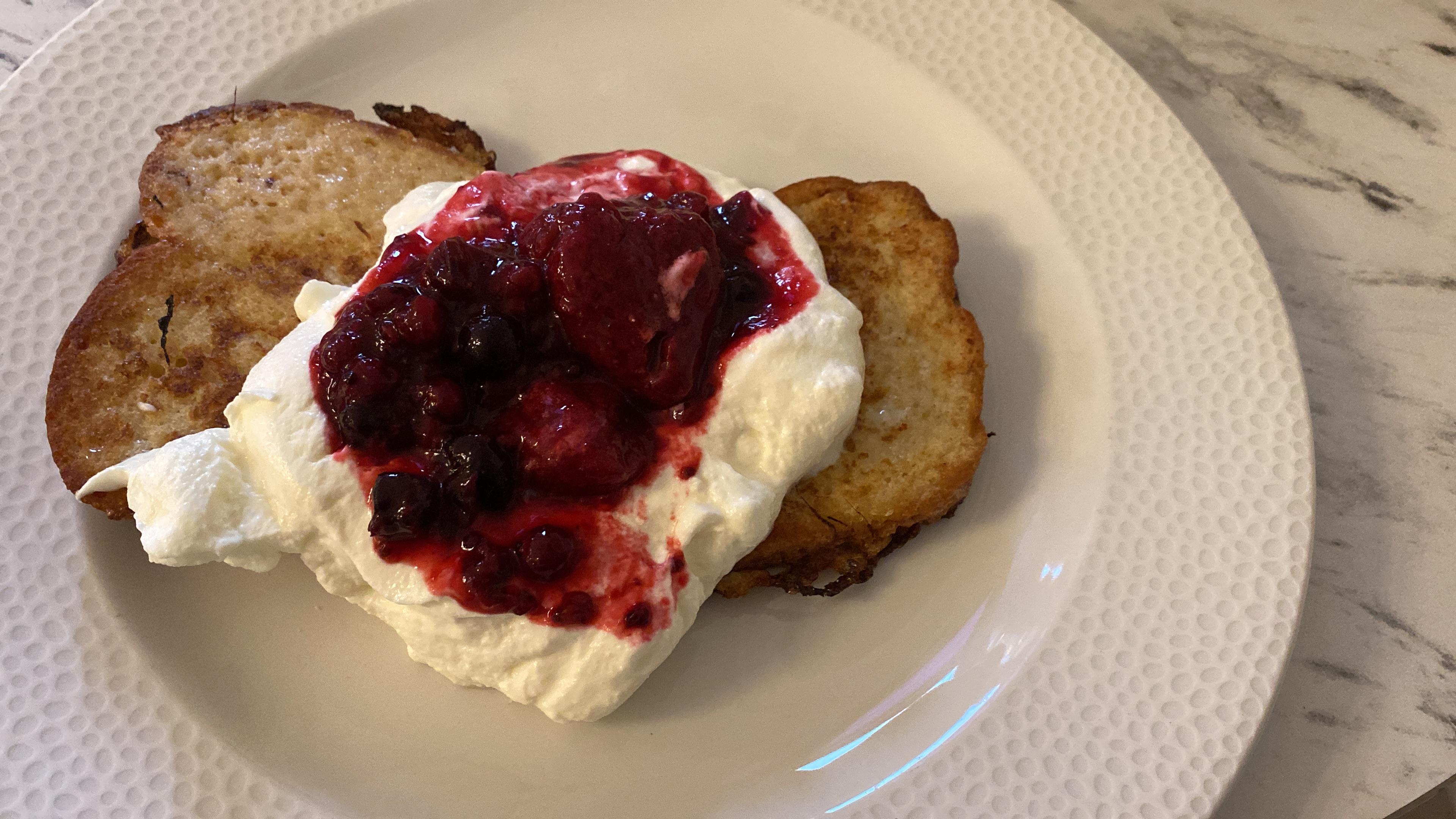 French toast with berry compote 