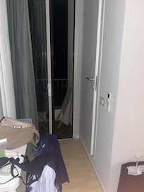 DĂžr til badevĂŠrelse lukkes ud af mod terrassedĂžr