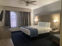 La chambre très propre et bien rangée (avant que je n'y mette mon bazard !  ;-)