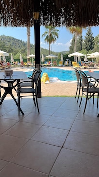 Pool bar/restaurant