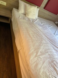 Bett vom Zimmermädchen frisch gemacht