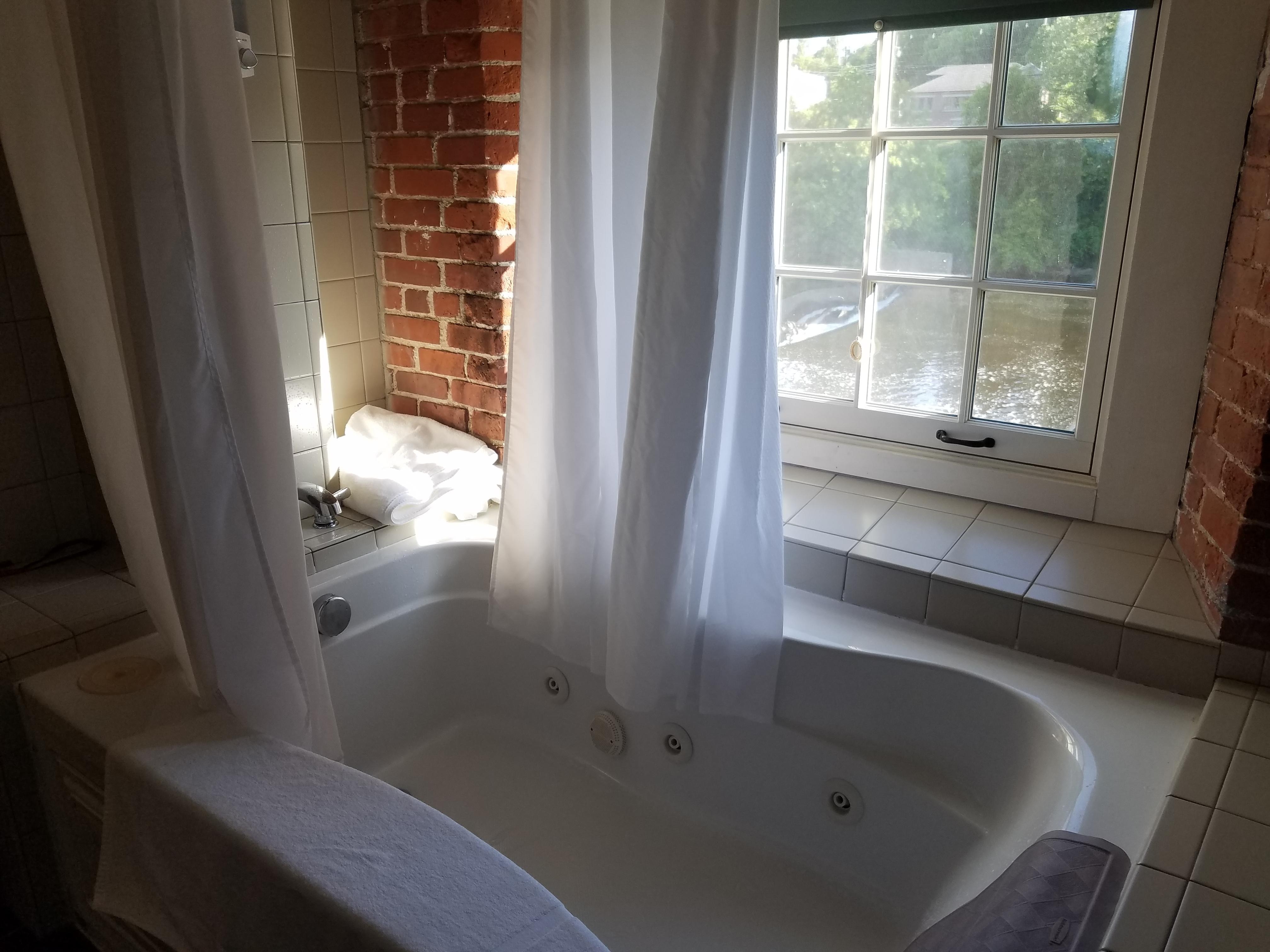 Jetted tub