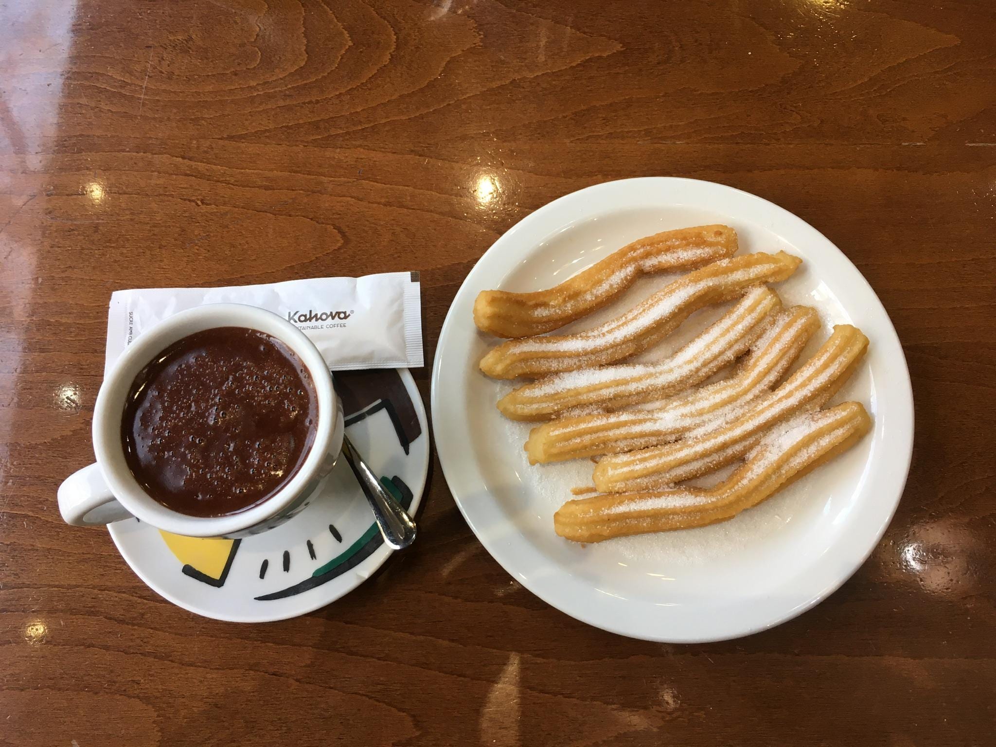 バルセロナ名物のチュロスとホットチョコレート。ホットチョコレートの濃厚な美味しさは秀逸でした！