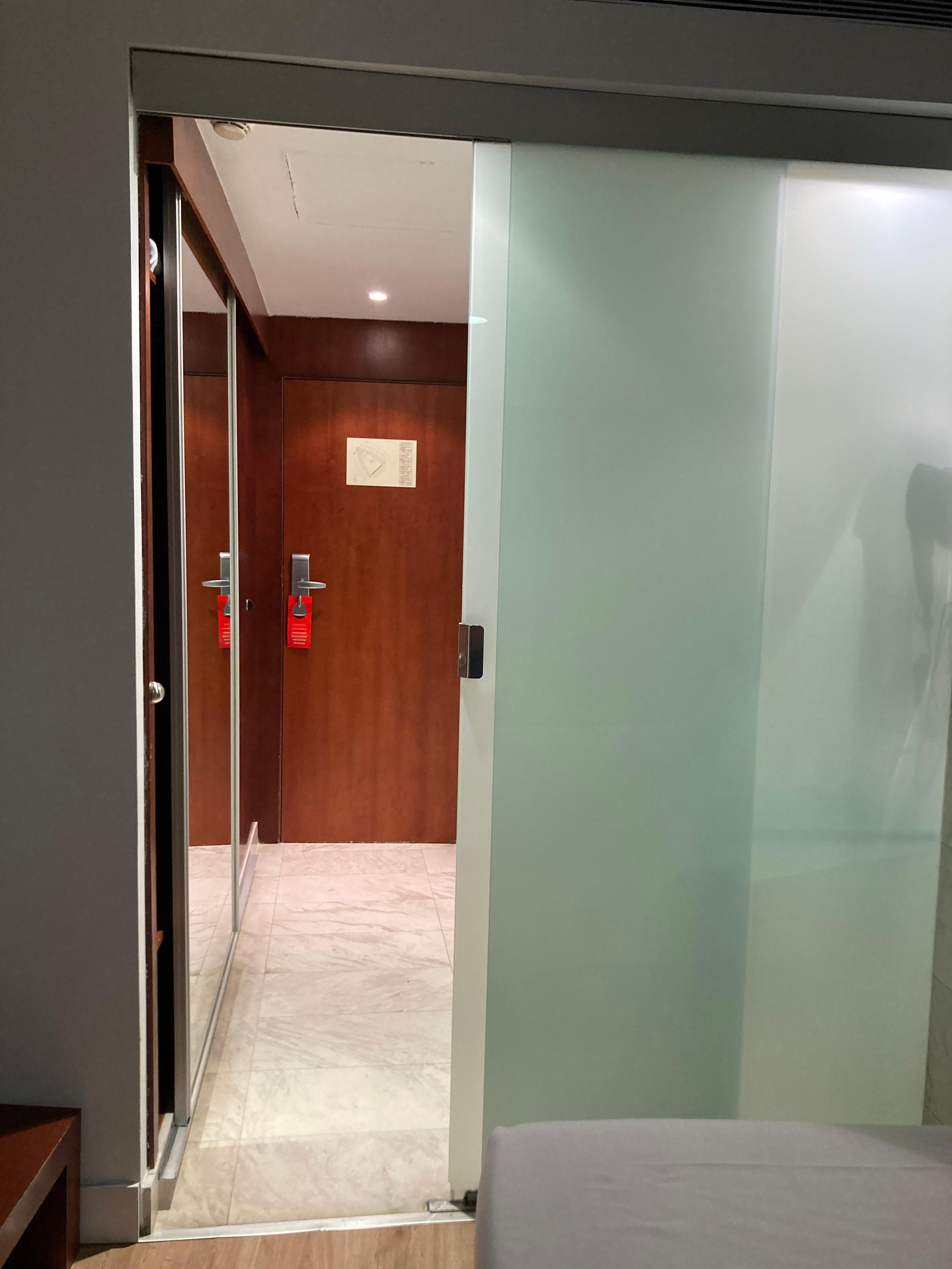 Entrance trough the bathroom