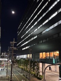 caught the pic of the moon while walking bck to hotel from train station