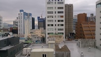 奥の方に港が