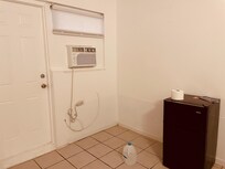 Dør i det ene værelse var låst, og alle vinduer blændet af persienner der ikke kunne justeres.