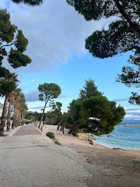 Rantatie hotellin edustalla.