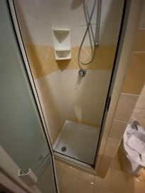 Cabine de douche minuscule