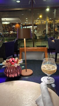 El bar ambiente agradable con una gran vista