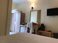 Izba, pohÄŸad z postele. V skrini je trezor. Je tu dosĆ„