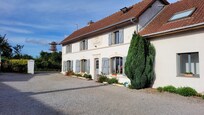 La maison avec les chambres et la salle du petit-déjeuner