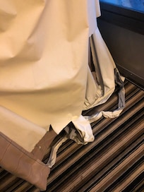 Cortinas rotas y medía de otra persona