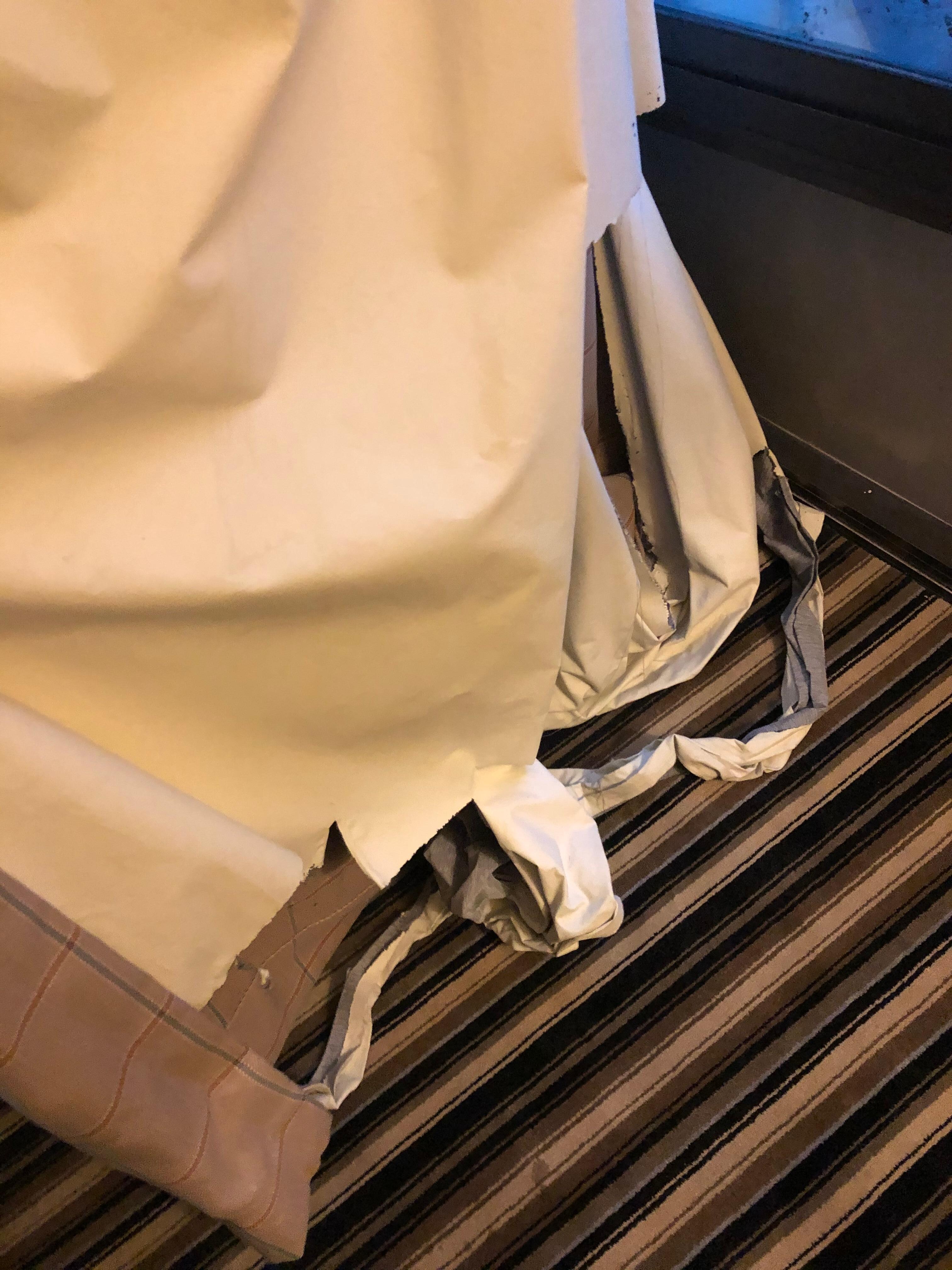 Cortinas rotas y medía de otra persona