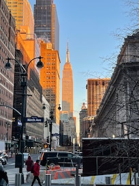 Utsikt österut direkt utanför hotellets entré. Madison Square garden och Empire State