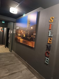 Cada cantinho é repleto de cores, quadros, bem estiloso e autêntico.