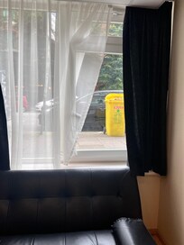 La vue, imprenable, de la seule fenetre qui s'ouvre.