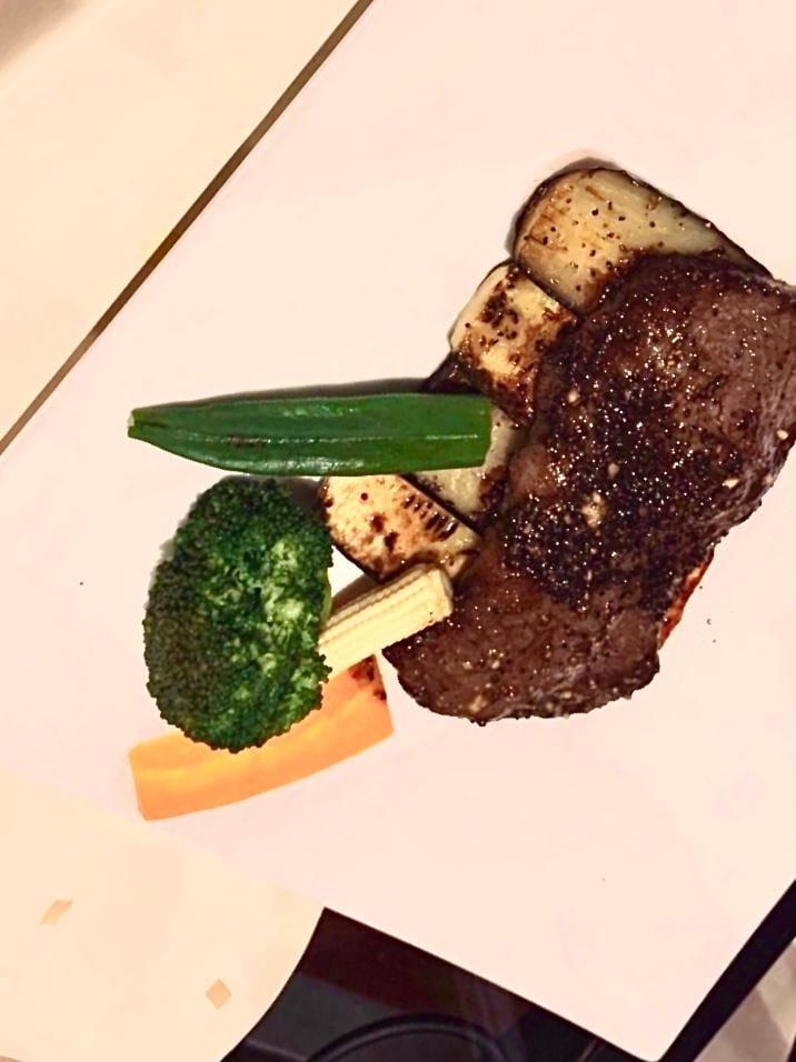 小川屋　うら駐車場側　隣りの食事　飛騨牛ステーキ