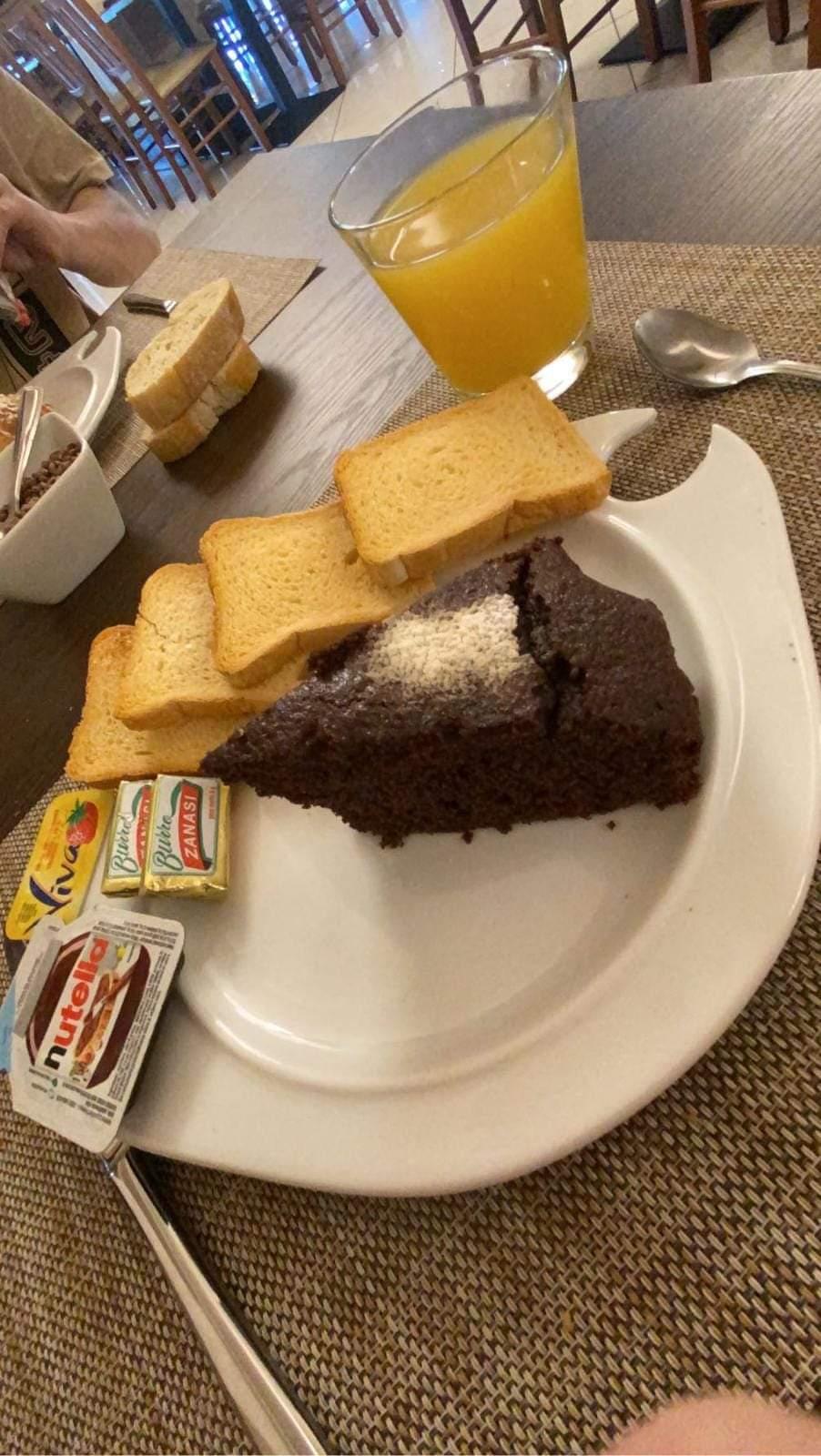 Petit dejeuner avec du gateau au chocolat maison vraiment très bonne adresse !!!!!!
Grazie mille per tuto !!!!