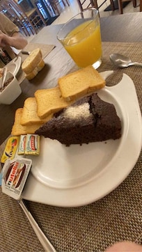 Petit dejeuner avec du gateau au chocolat maison vraiment très bonne adresse !!!!!!
Grazie mille per tuto !!!!