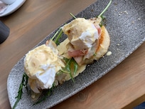 Eggs Benedict zum Frühstück