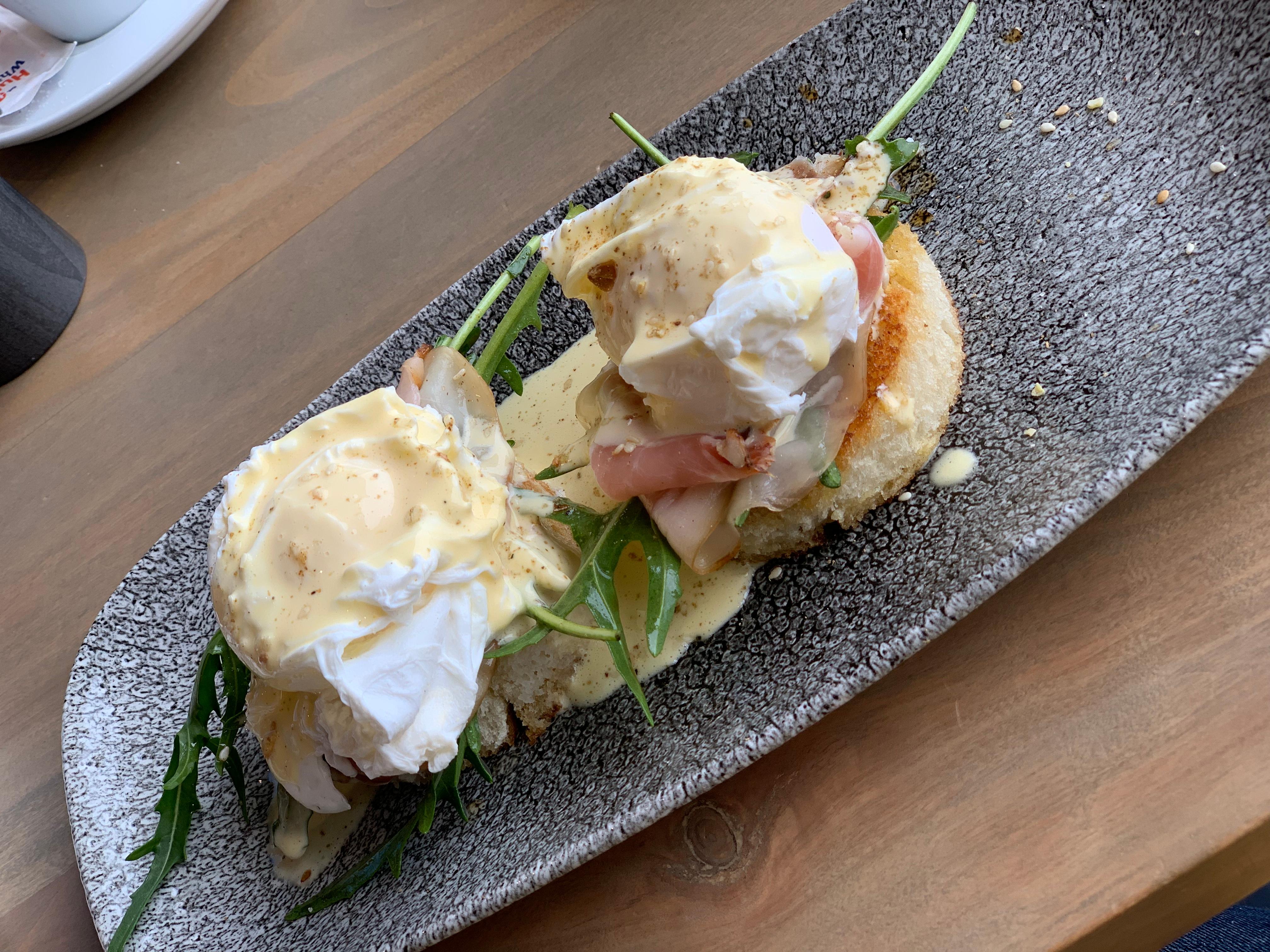 Eggs Benedict zum Frühstück 