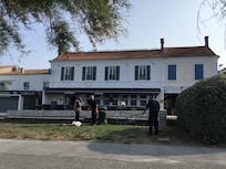 The front of the hotel and restaurant