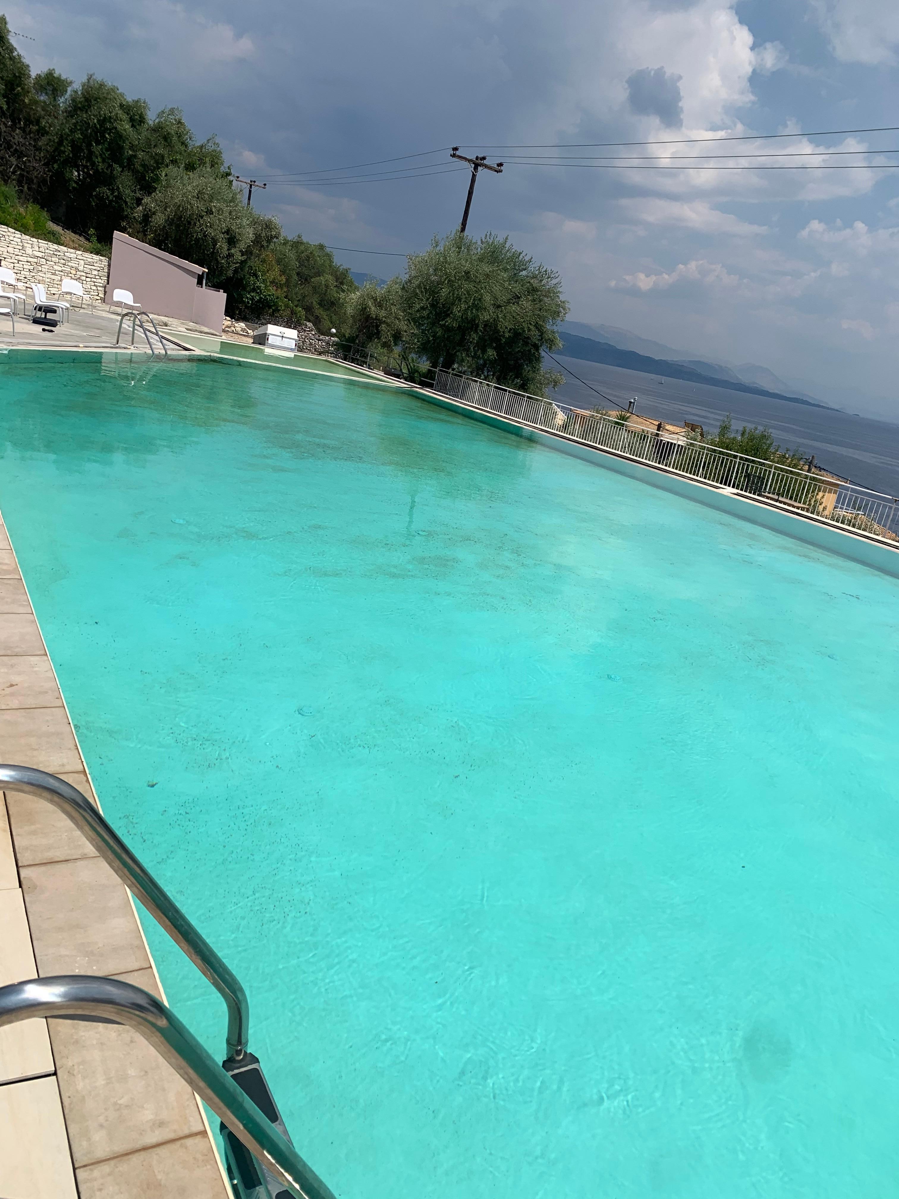 Piscine non nettoyée 