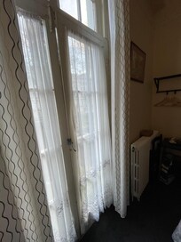 Døren ud til vejen.