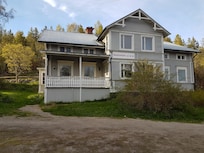 Ett av två hus. Ligger väldigt nära E4:an.