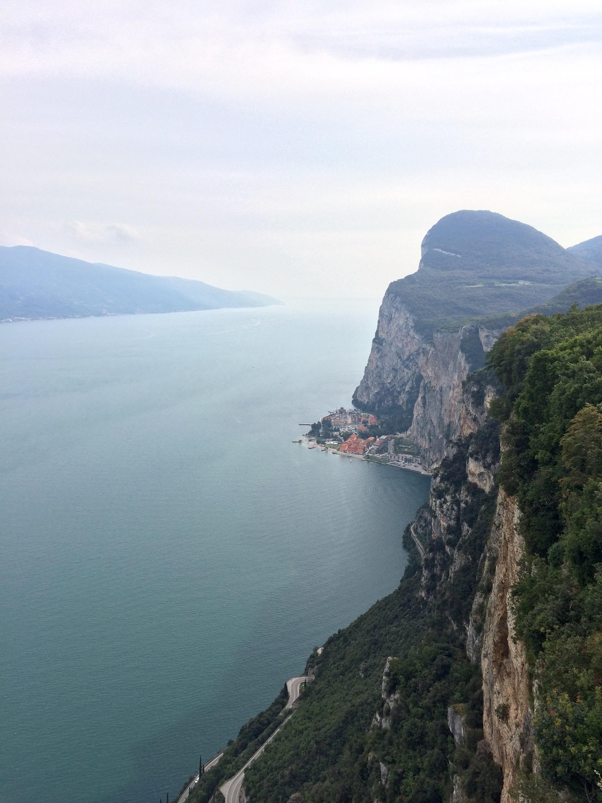 Das Hotel befindet sich unten am See, zu erreichen durch einen Tunnel 