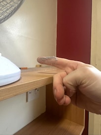 Masser af støv selv om de siger der er daglig rengøring!