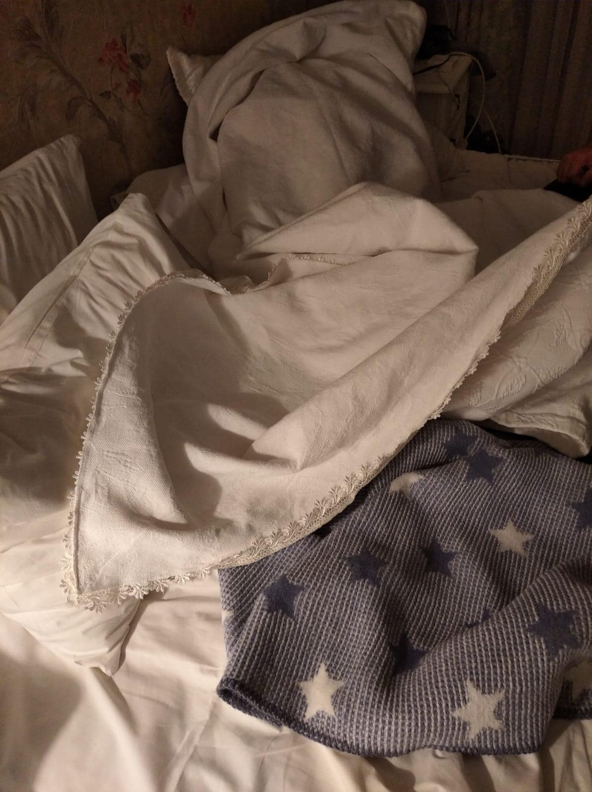 Kasım ortasında rüzgarlı bir gecede misafirlere verilen yatak örtüsü ve çocuk battaniyesi 