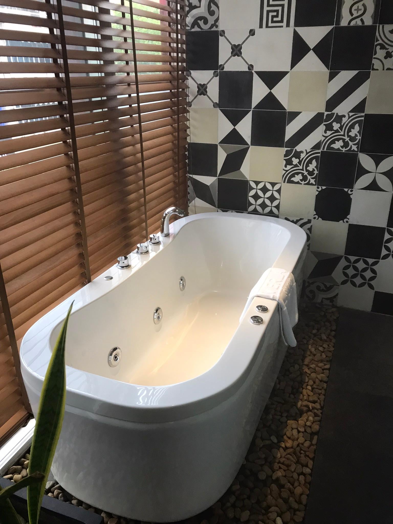 Jacuzzi med stadsvy. 