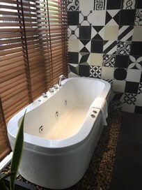 Jacuzzi med stadsvy.