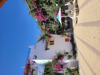 Terrasse entourant la piscine.