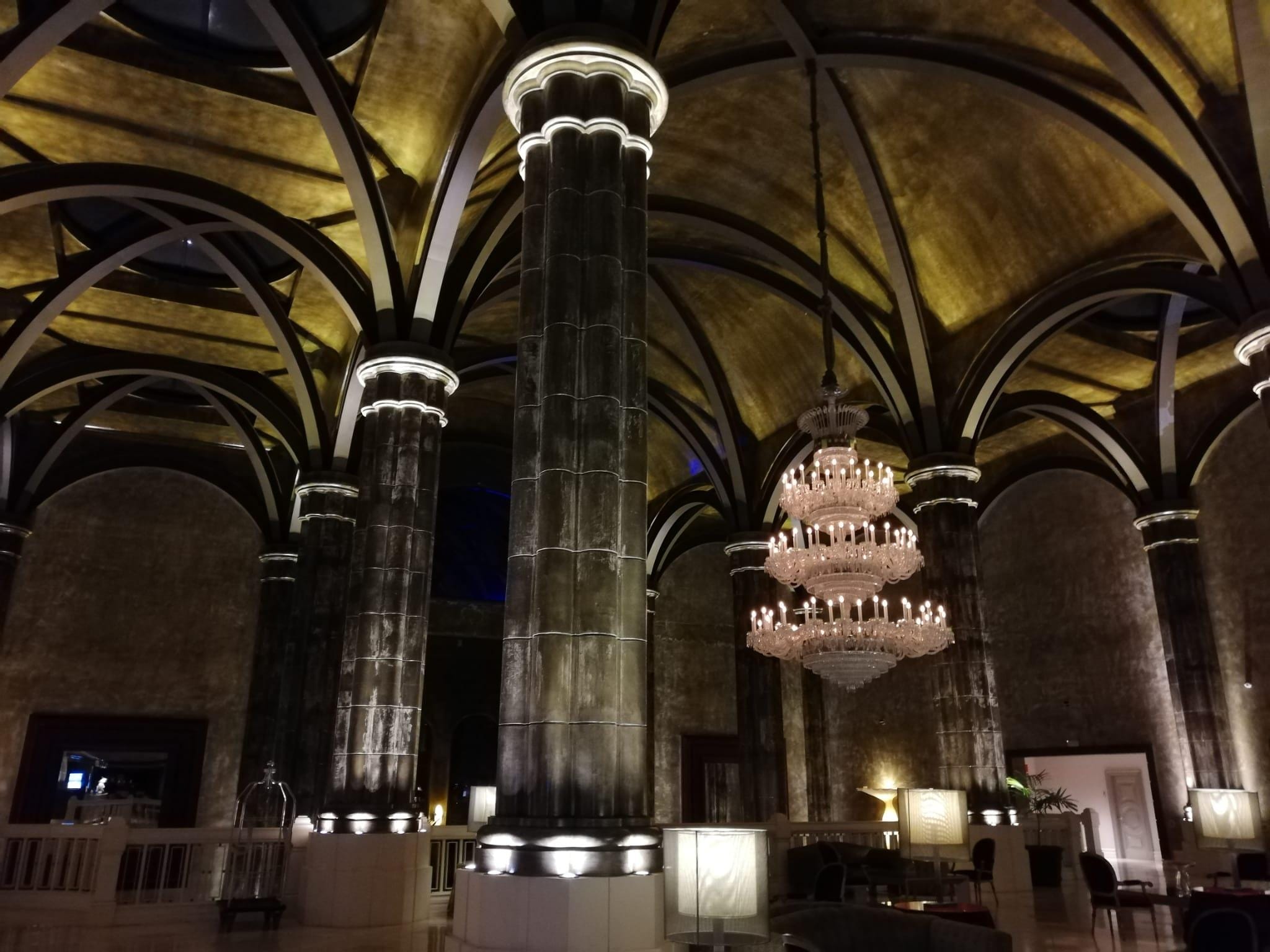 Hotellobby in Form eines Kirchenschiffs.