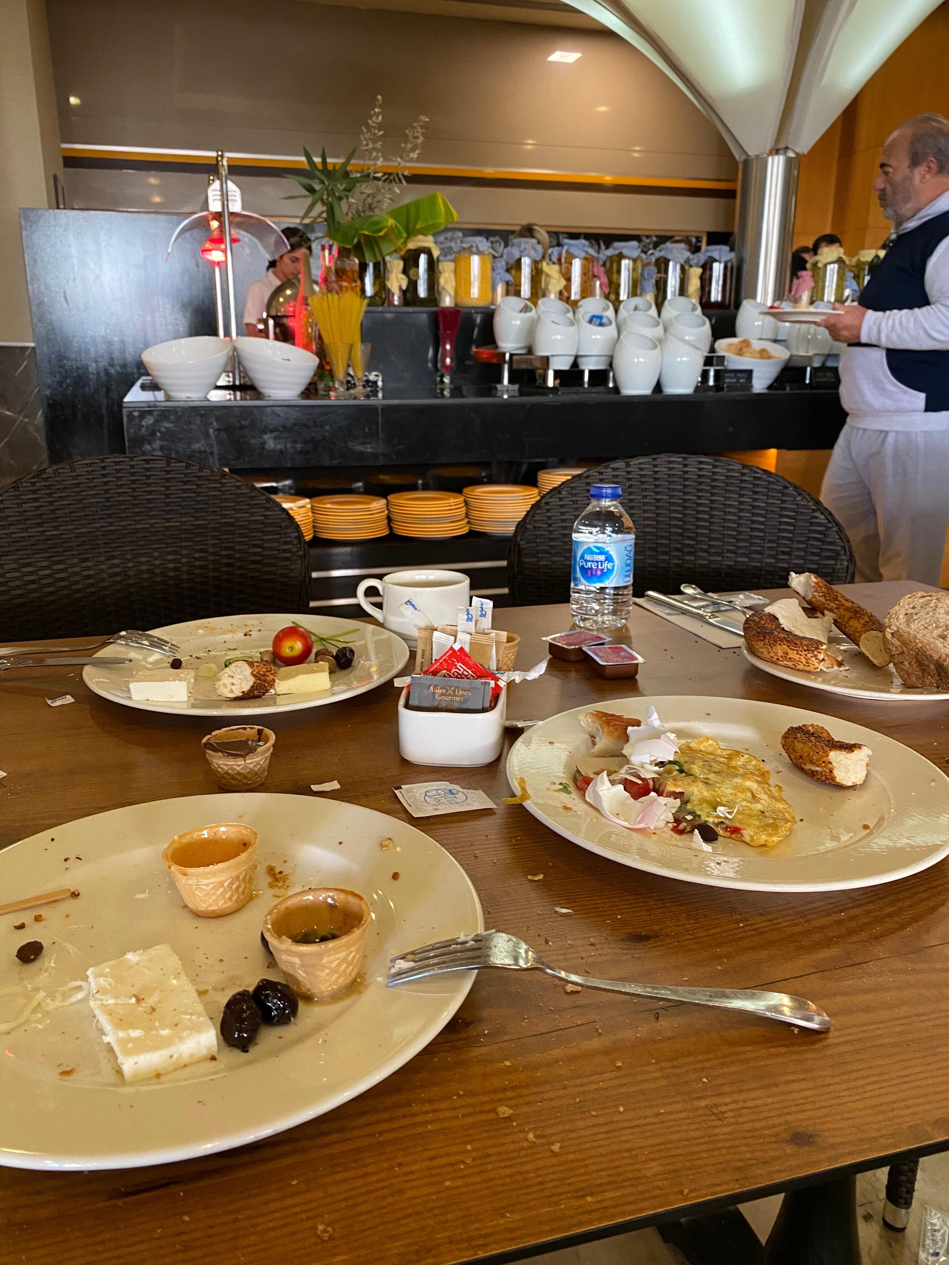 İçindeki sebzeler pişmemiş omlet