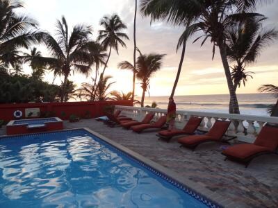 Pool und Sonnenuntergang