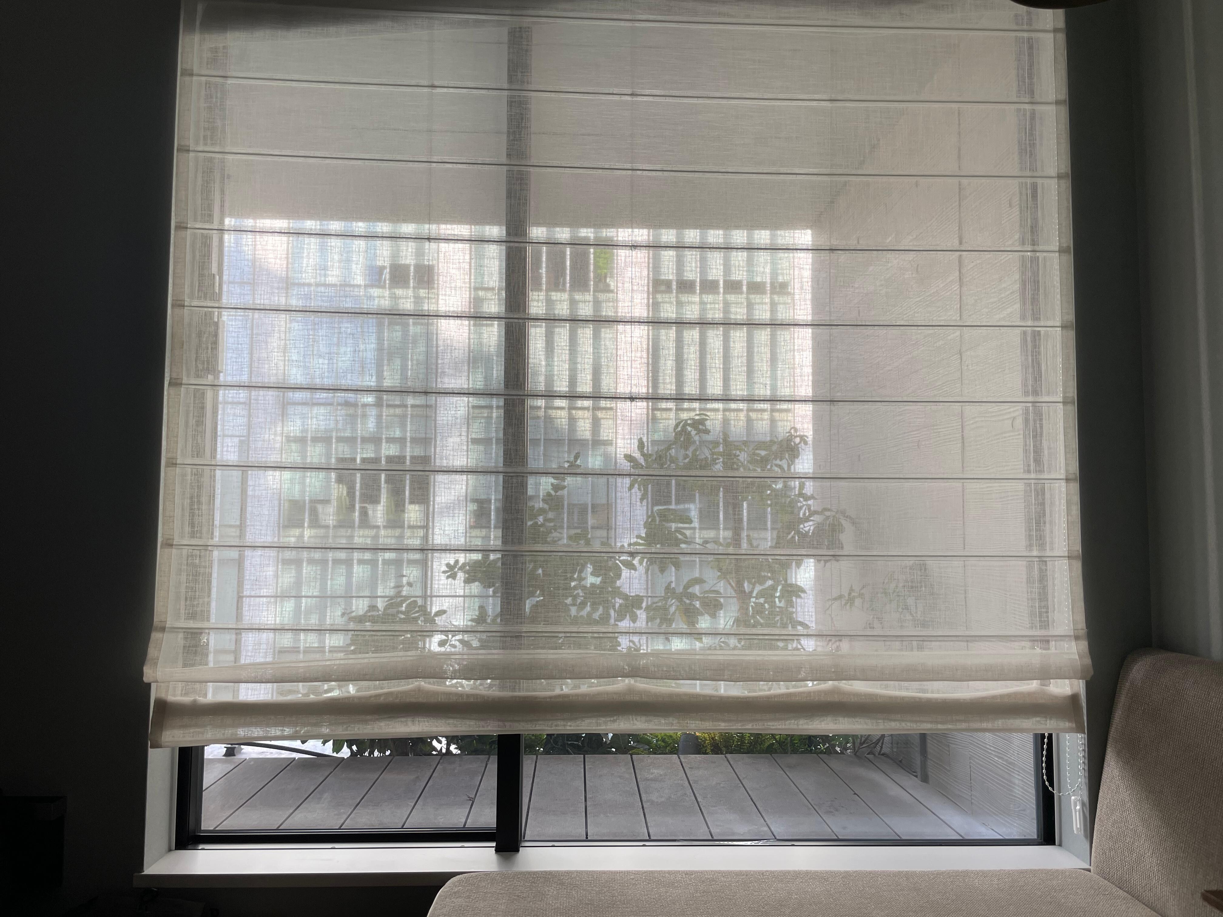 對面是辦公大樓，可以清楚看到對面的人