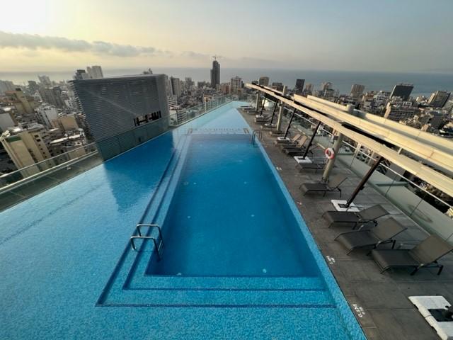 Piscine au 23ème étage avec vue panoramique de la ville