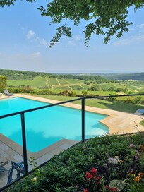 De la terrasse du petit déjeuner vers la vallée