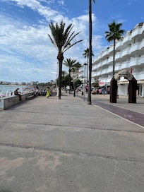 Strandpromenaden 5-8 min fra hotellet