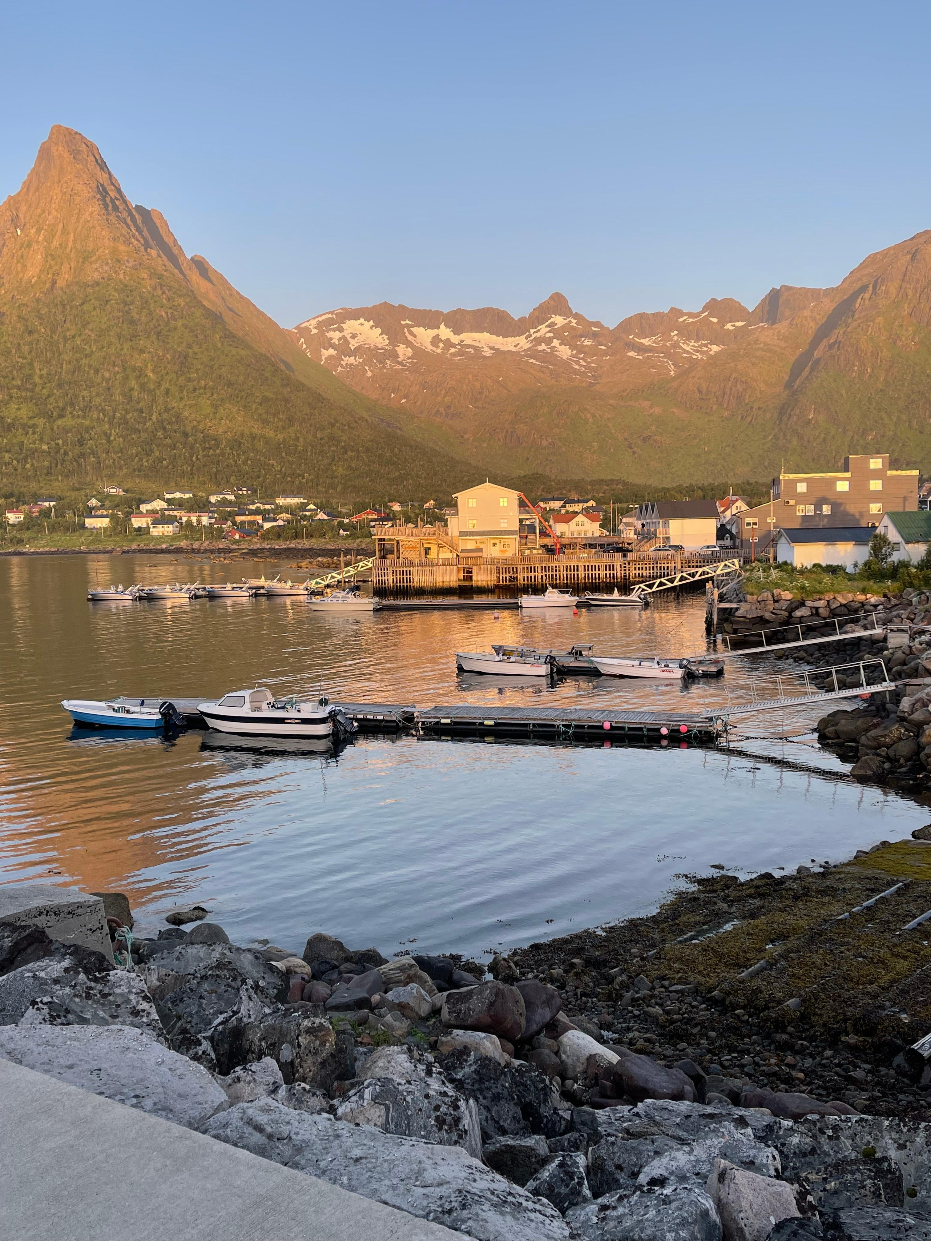 Mefjordvær i midnattsol